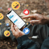 hombre-mayor-recibiendo-reacciones-positivas-redes-sociales_53876-105688